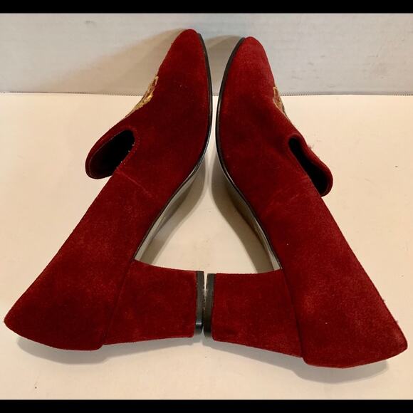 Maggie Lawrence Vintage Style Gold Crest Slip Ons - Picture 6 of 7